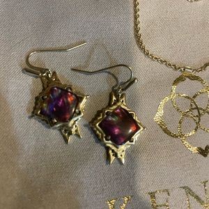 Excellent condition. Kendra Scott earring set in abalone.
